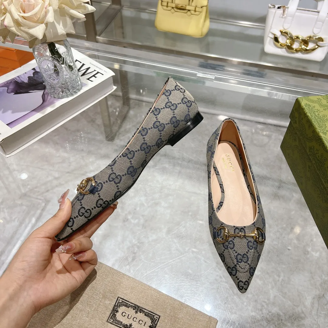 👟👟Ex-factory price 440👟👟 (genuine leather sole +40) Gucci Original GG canvas adds dazzling essence to these slingback pumps. Brown leather piping and light gold-toned hardware are complemented by beige and brown graphics. The pointed toe, elasticated straps and low heel all work together to create a comfortable fit. Upper: Made of first-layer imported patent cowhide/sheepskin lining. Outsole: Rubber non-slip outsole/genuine leather outsole. Size: 35-42 (34/41 42 customized, non-refundable)​